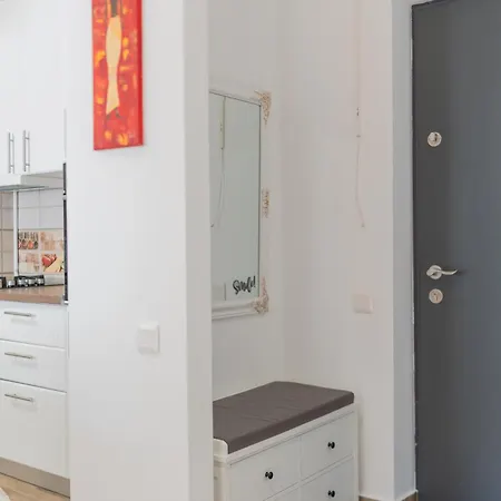 Renovated Gem Plumbuita Park Apartment *