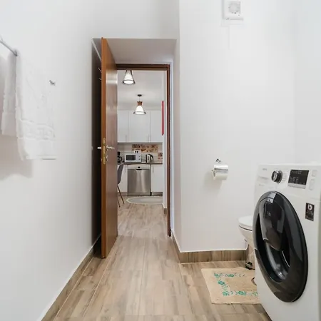 Renovated Gem Plumbuita Park Apartment