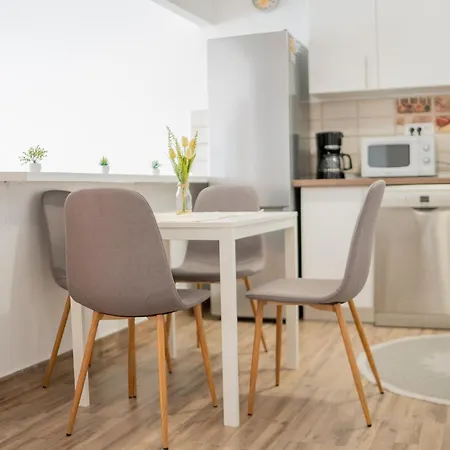 Renovated Gem Plumbuita Park * Boekarest